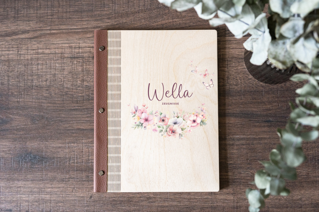 Personalisierte Zeugnismappe mit Holzcover und Kunstleder-Rücken, Blumen- und Schmetterlingsmotiv (Beispielname: Wella)